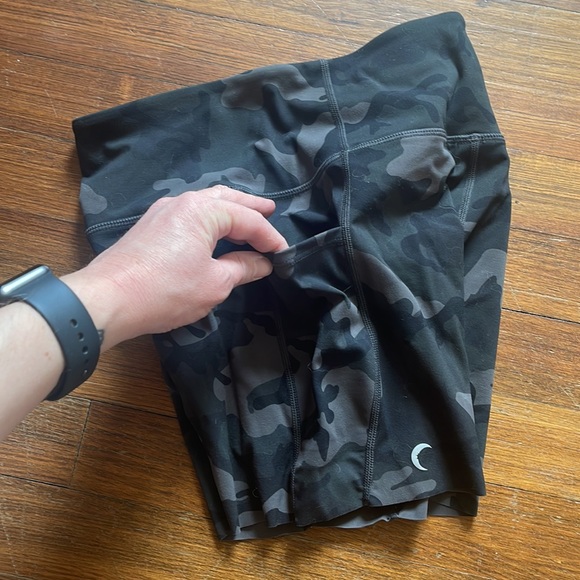 ZYIA Camo Light n Tight Pocket Hustle Shorts (XS) - Picture 3 of 11